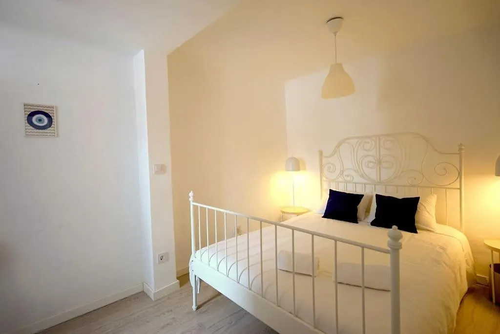 Cruz Cozy Apartment 2º Lisbon 0*,